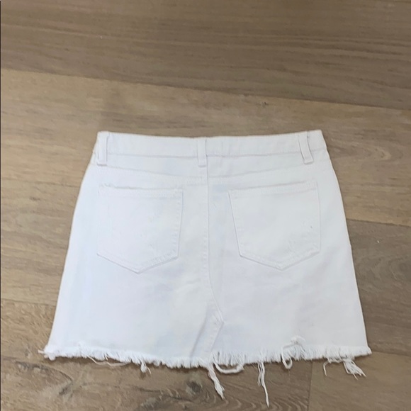 Destroyed white mini - Picture 2 of 2